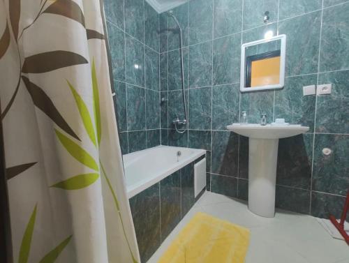 Luxury 2BR près Airport with Balcony, free Wi-fi and AC