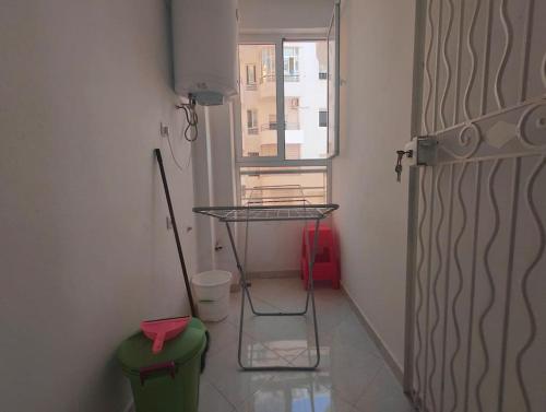 Luxury 2BR près Airport with Balcony, free Wi-fi and AC