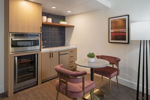 Residence Inn by Marriott Beverly Hills - image 13