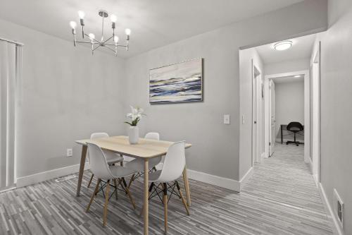 Family-Friendly 2 Bedroom Rochester Hills Retreat in Rochester Hills, USA