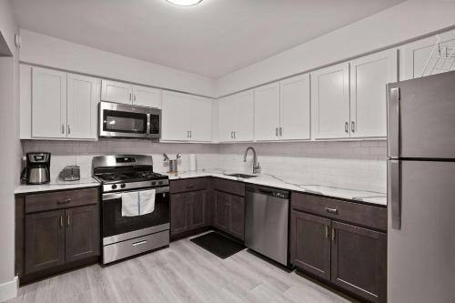 Tranquil Two-Bedroom Two-Bathroom Escape - Rochester Hills in Rochester Hills, USA