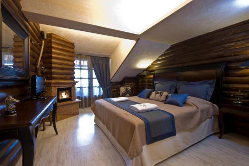 1 king bed, 1 sofa bed