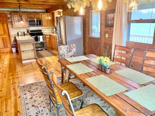 Heartwood Lavish Cottage in the Smoky Mountains in Pigeon Forge, USA