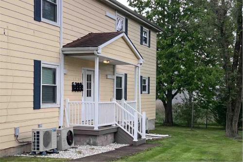 . Apt 3 Comfortable and Convenient