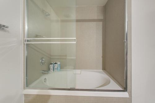 Downtown Santa Monica 2bedroom with Free Parking in Los Angeles, USA