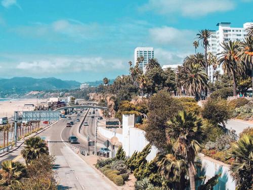 Downtown Santa Monica 2bedroom with Free Parking in Los Angeles, USA