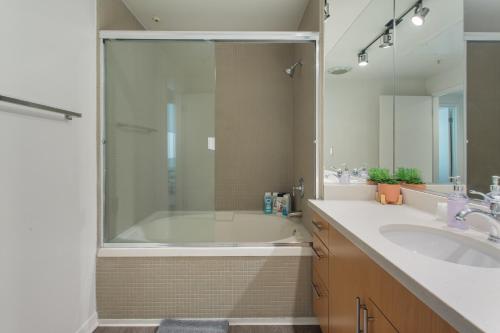 Downtown Santa Monica 2bedroom with Free Parking in Los Angeles, USA