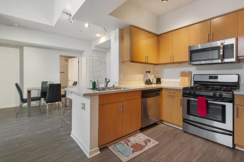 Downtown Santa Monica 2bedroom with Free Parking in Los Angeles, USA