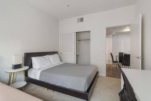 Downtown Santa Monica 2bedroom with Free Parking in Los Angeles, USA