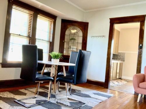 The House Hotels- Thoreau Upper - Lakewood - 10 Minutes to Downtown Attractions in Lakewood, USA