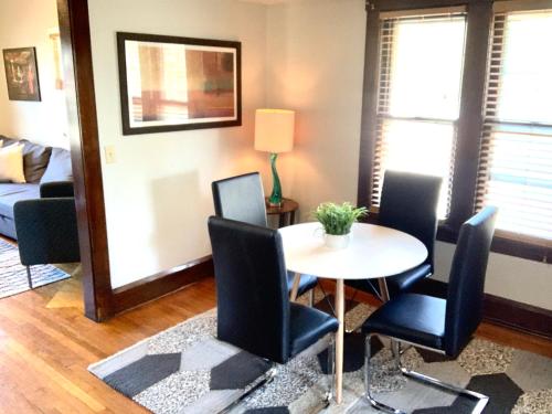 The House Hotels- Thoreau Upper - Lakewood - 10 Minutes to Downtown Attractions in Lakewood, USA