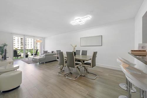 Spacious apartment in Ocean Reserv front the beach in Sunny Isles Beach, USA