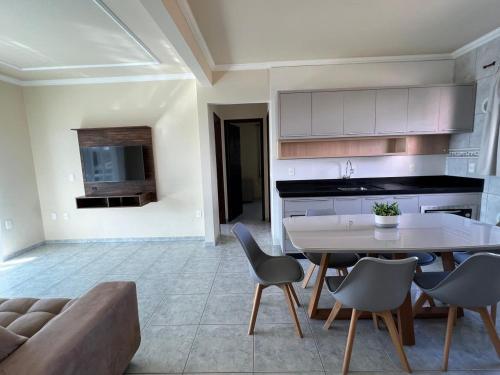 Aprecie Mariscal Nesta Hospedagem a 150 M do Mar - V4 – khách sạn tại Morrinhos