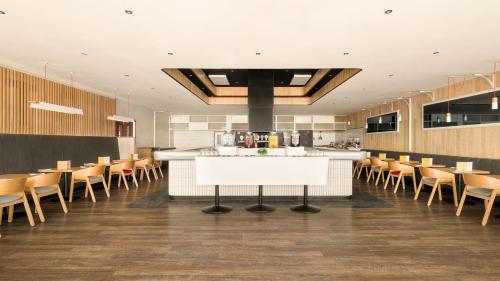 Restaurant, Holiday Inn Brighton Seafront By IHG in Brighton and Hove