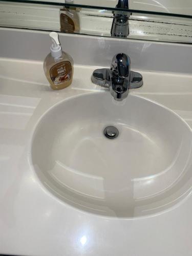 Peachy Pied-à-Terre-10 Miles to Historic Savannah-Pool - image 2