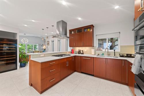 Waterfront Villa With In-Law Suite and Stunning Pool in Fort Lauderdale, USA