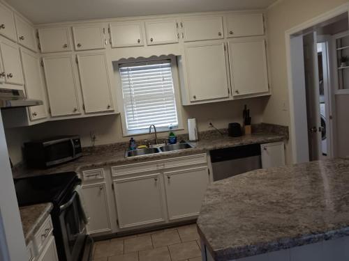 Bright Bonita Bungalow-Yard-Deck-Medical District - image 2