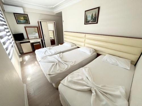 1 double bed, 1 twin bed