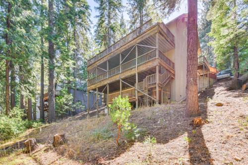 Cold Springs Mountain Cabin: Hot Tub & Generator in Pinecrest (CA)