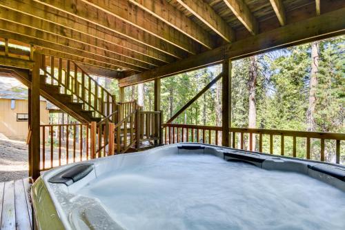 Cold Springs Mountain Cabin: Hot Tub & Generator in Pinecrest (CA)