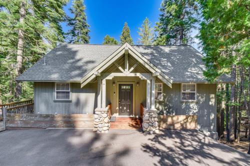 Cold Springs Mountain Cabin: Hot Tub & Generator in Pinecrest (CA)