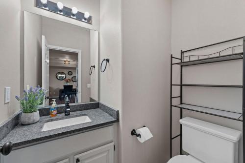 Dream Retreat 5 mn to SDC 2BR 2.5 BA Stonebridge - image 12