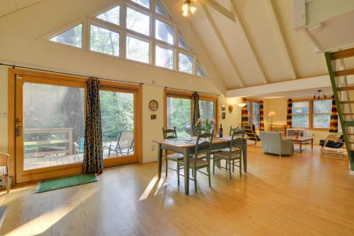 Secluded Stroudsburg Home - 5 Mi to Ski Resort in 坦納斯維爾