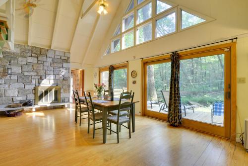 Secluded Stroudsburg Home - 5 Mi to Ski Resort in 坦納斯維爾