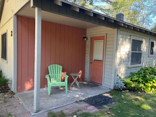 Sleeping Bear Riverside Cabins in Honor, USA