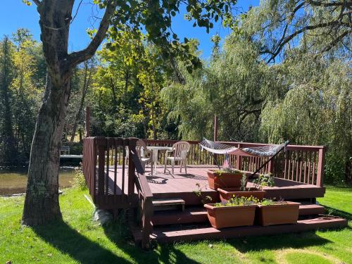 Sleeping Bear Riverside Cabins in Honor, USA