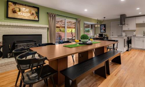 Mid Summer Nights Dream w Hot Tub Theater Game Room in Arvada, USA
