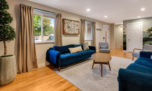 Mid Summer Nights Dream w Hot Tub Theater Game Room in Arvada, USA