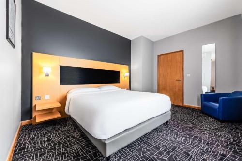 1 double bed, 1 twin bed