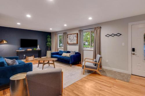 Mid Summer Nights Dream w Hot Tub Theater Game Room in Arvada, USA