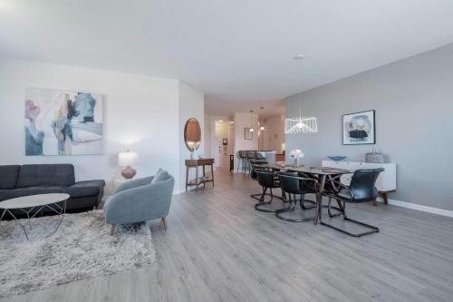 All New! Vista Cay Lakeview Lodge Condo-Huge! Near Parks-OCCC in Orlando, USA