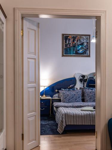 Alunana Premium & Fireplace apartment in Art Nouveau district, 63 sqm, 1870s, Self check-in, Riga (foto 9)