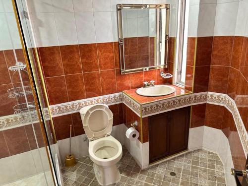 Apartment 602 image 8