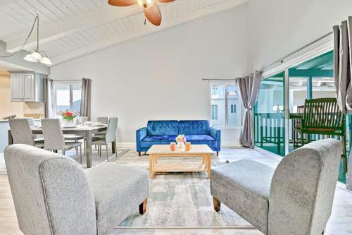 Balboa Peninsula Hidden Gem with Private Balcony & Stunning Views in Newport Beach, USA