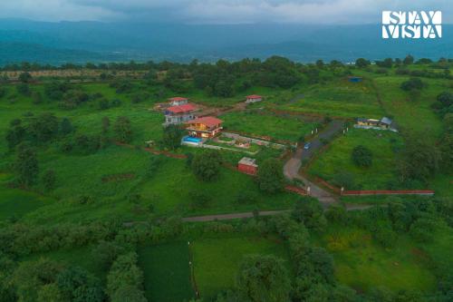 StayVista at Ravendell with Pool and Lawn