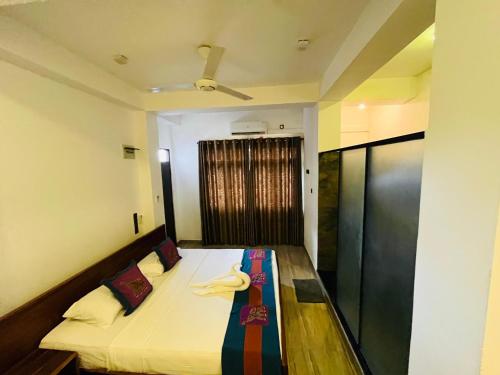Deluxe Double Room with Balcony image 5