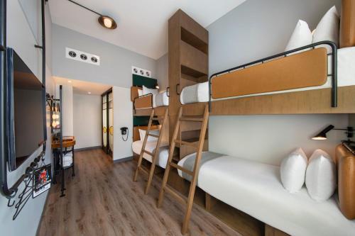 2 bunk beds