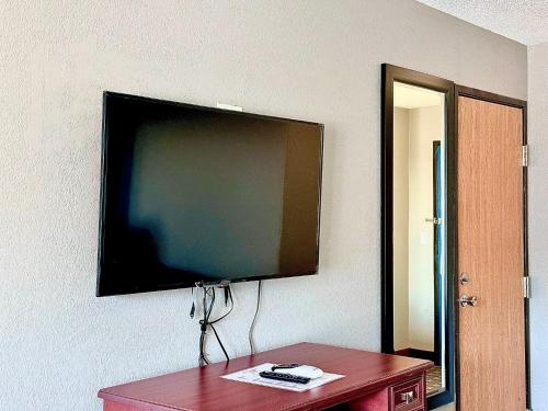 Economy Inn & Suites Cedar Rapids - image 12