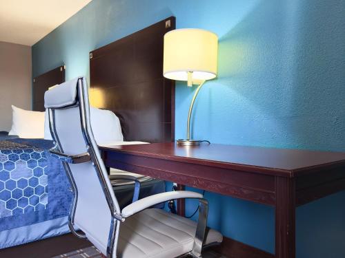Economy Inn & Suites Cedar Rapids - image 11
