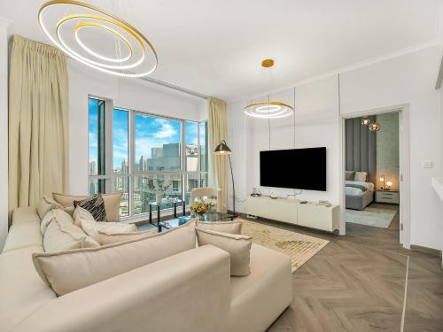 Luxe 4 bedroom Apartment I Burj Khalifa & Fountain Views I Free Gym, Pool, Parking, Wi-Fi and PS5 I by Skyline Serenity, Dubái (foto 4)