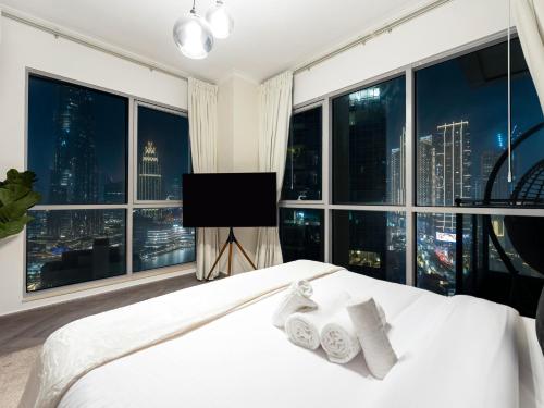 Luxe 4 bedroom Apartment I Burj Khalifa & Fountain Views I Free Gym, Pool, Parking, Wi-Fi and PS5 I by Skyline Serenity, Dubái (foto 8)