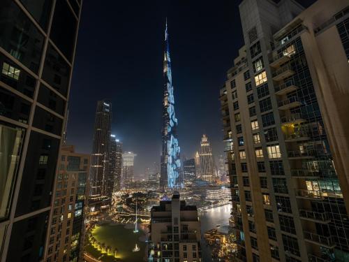 Skyline Serenity Holiday Home I Luxe 4 bedroom Apartment I Burj Khalifa & Fountain Views I Free Gym Pool Parking Wi-Fi and PS5 - image 10