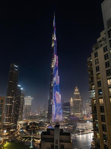 Luxe 4 bedroom Apartment I Burj Khalifa & Fountain Views I Free Gym, Pool, Parking, Wi-Fi and PS5 I by Skyline Serenity, Dubái (foto 9)
