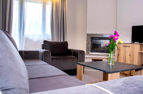 Deluxe One-Bedroom Suite with Balcony image 7