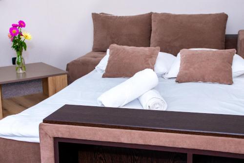 Deluxe One-Bedroom Suite with Balcony image 9