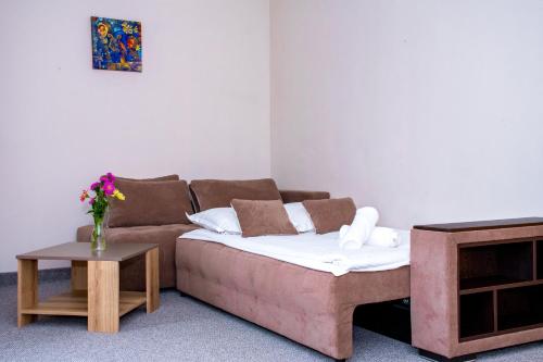Deluxe One-Bedroom Suite with Balcony image 8